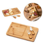 SPBrindes Corporativos - WOODS. Tábua de queijos em bambu com 2 utensílios em bambu e aço inox