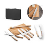 SPBrindes Corporativos - TERIYAKI. Kit churrasco em estojo de PU e 210D com tábua em bambu e 7 utensílios em aço inox e madei
