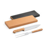SPBrindes Corporativos - ALIOLI. Kit churrasco em caixa kraft com 2 utensílios em aço inox e bambu