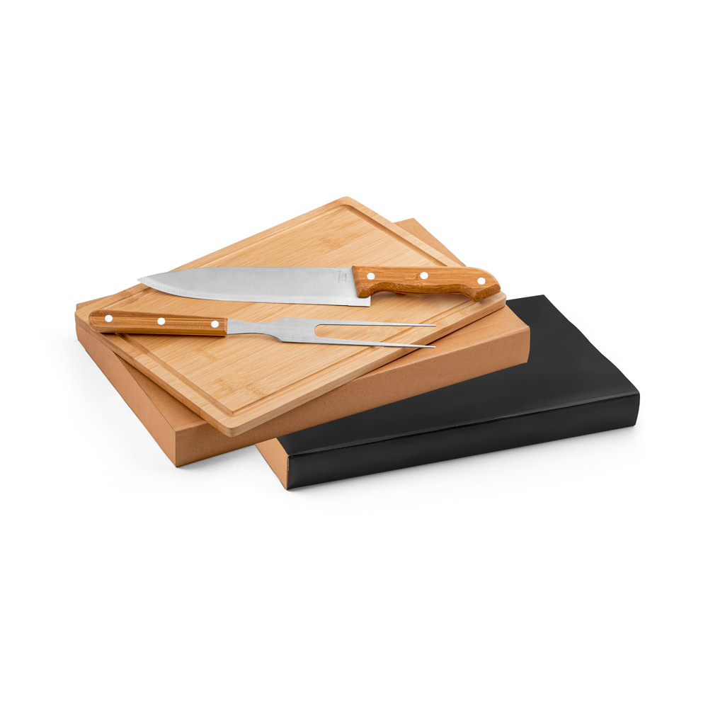 SPBrindes Corporativos - ALIOLI BOARD. Kit churrasco em caixa kraft com tábua em bambu e 2 utensílios em aço inox e bambu