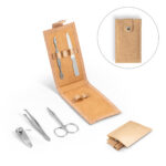 SPBrindes Corporativos - ZENA. Conjunto de manicure em cortiça com peças em aço inox
